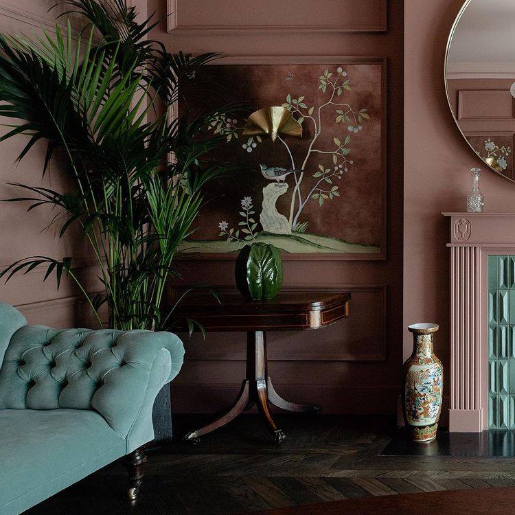 A dark dusty pink paint colour in the form of Burlwood by Pantone creates an enveloping and comforting space. Order Burlwood paint from Fleetwood online.