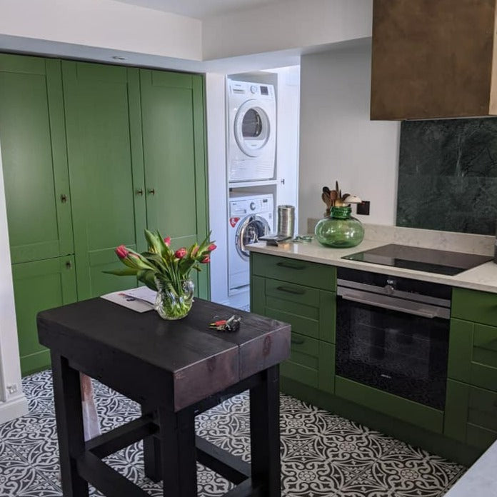 Little Greene Hopper No. 297 is a bold, dark green paint colour. Green kitchen paint colour. Buy Little Greene Hopper 297 paint online.