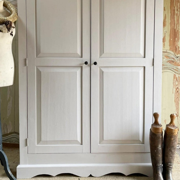 Little Greene China Clay No. 1 is an off white paint colour that works beautifully in cottages as much as modern homes. Order Little Greene China Clay No. 1 paint online in Ireland. 