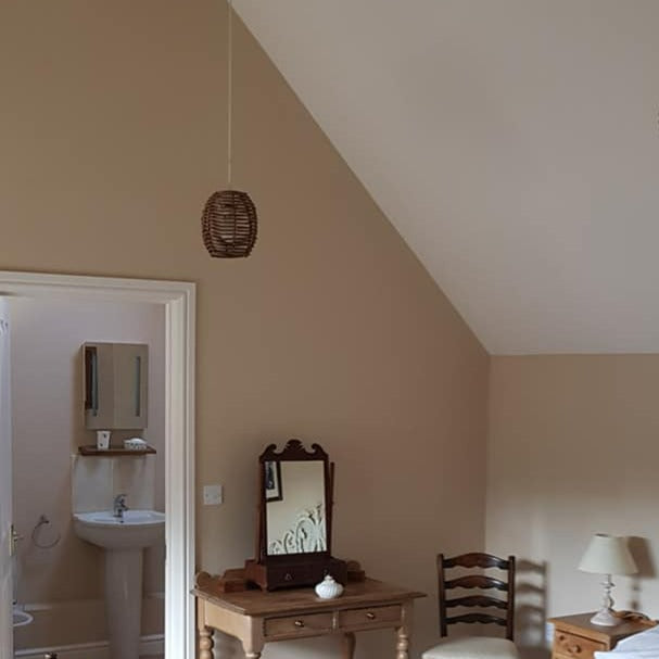 Little Greene Beauvais Lilac No. 29 is a neutral paint colour with warmth and undertones of cream. Order Beauvais Lilac No. 29 Little Greene paint online in Ireland.
