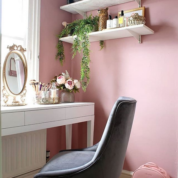 Little Greene Hellebore No. 275 is a dusky pink paint colour. Hellebore 275 pink bedroom paint colour. Buy Little Greene Hellebore paint online.