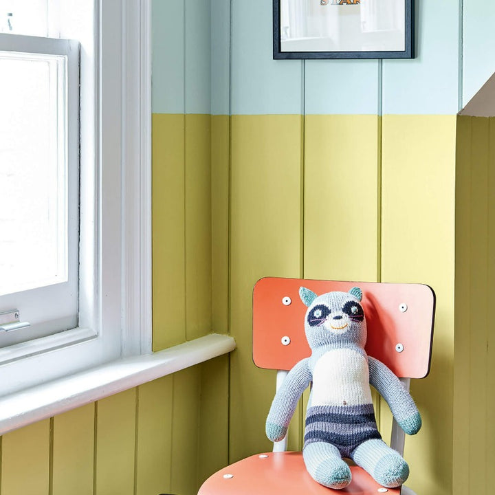 Little Greene Pale Lime No. 70 is a zesty green paint colour that can bring freshness to rooms. Buy Little Greene Pale Lime 70 paint online.