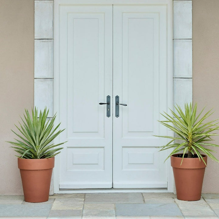 Little Greene Shirting No. 129 is a pure white based paint colour without optical brightener. Order Little Greene paint online in Ireland now. 