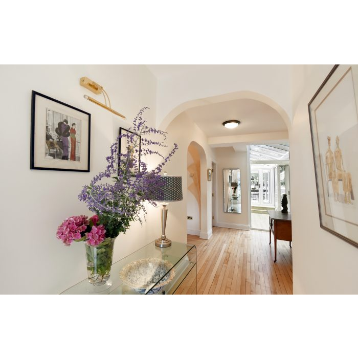 Wedding Bouquet Colourtrend Paint - Historic Colour